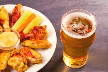 Bira ve tavuk kanatları buffalo peynir dip ile