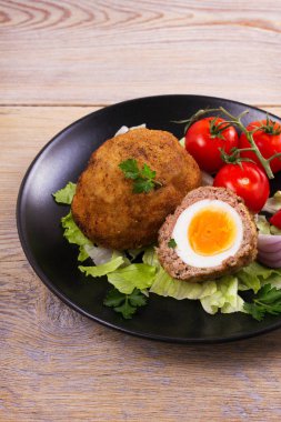 Viski yumurta kiraz domates ve salata ile bir plaka üzerinde