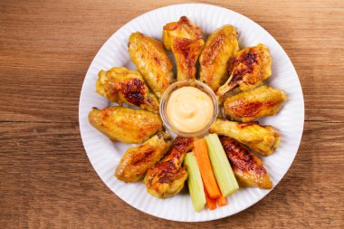Tavuk peynir dip ile buffalo wings