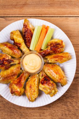 Tavuk peynir dip ile buffalo wings