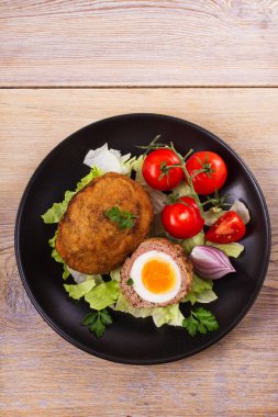 Viski yumurta kiraz domates ve salata ile bir plaka üzerinde