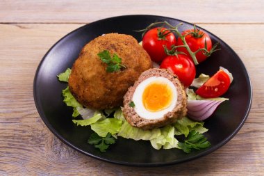 Viski yumurta kiraz domates ve salata ile bir plaka üzerinde