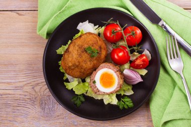 Viski yumurta kiraz domates ve salata ile bir plaka üzerinde