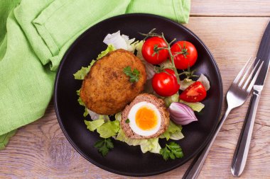 Viski yumurta kiraz domates ve salata ile bir plaka üzerinde