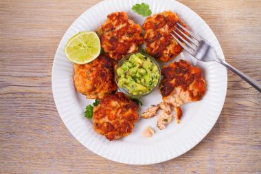 Avokado salsa ile Somon Burger