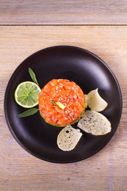 Avokado ve mango Somon tartar