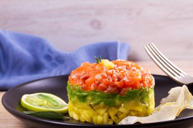 Avokado ve mango Somon tartar