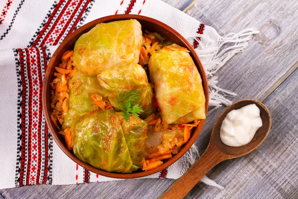 Foglie di cavolo ripiene con carne. Rotoli di cavolo con carne, riso e verdure. Dolma, sarma, sarmale, golubtsy o golabki — Foto Stock