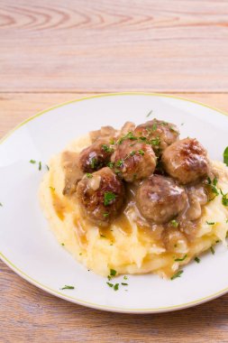 Sığır eti köfte patates püresi üzerinde mantar sos ile