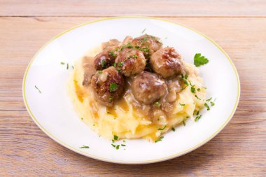 Sığır eti köfte patates püresi üzerinde mantar sos ile