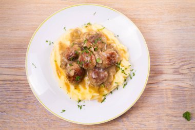 Sığır eti köfte patates püresi üzerinde mantar sos ile