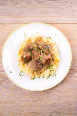 Sığır eti köfte patates püresi üzerinde mantar sos ile