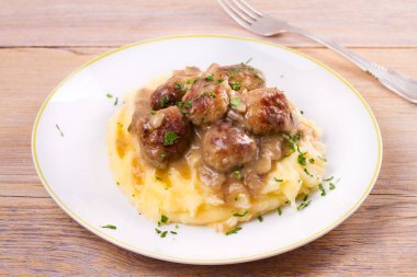 Sığır eti köfte patates püresi üzerinde mantar sos ile