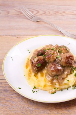 Sığır eti köfte patates püresi üzerinde mantar sos ile