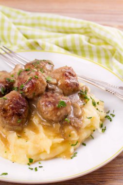 Sığır eti köfte patates püresi üzerinde mantar sos ile
