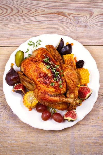 Курица с инжиром, кукуруза на початках, виноград, сливы и ежевики — стоковое фото