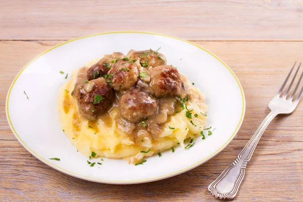 Sığır eti köfte patates püresi üzerinde mantar sos ile