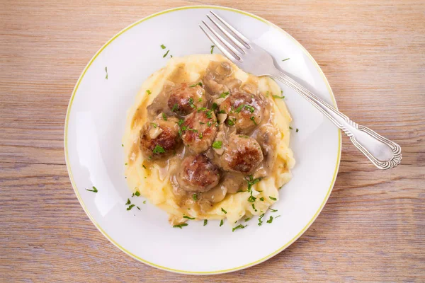 Sığır eti köfte patates püresi üzerinde mantar sos ile