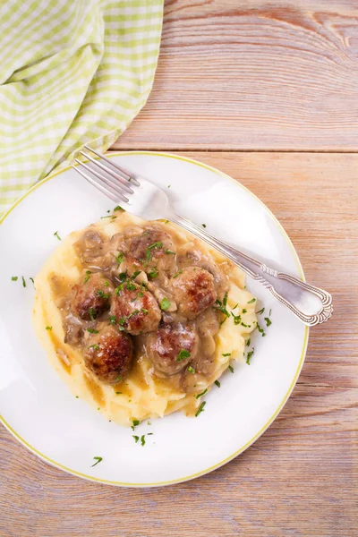 Sığır eti köfte patates püresi üzerinde mantar sos ile