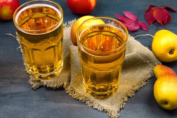 Vasos de sidra con manzanas y peras — Foto de Stock