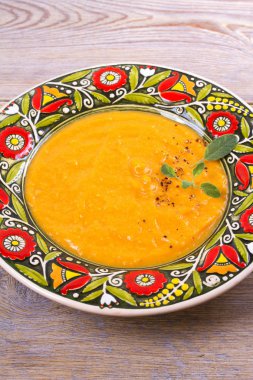 Balkabagi ve adaçayı çorbası. Bir kase sebze çorbası