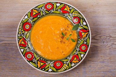 Balkabagi ve adaçayı çorbası. Bir kase sebze çorbası