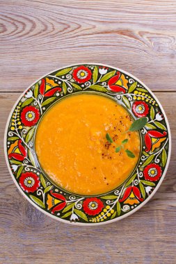 Balkabagi ve adaçayı çorbası. Bir kase sebze çorbası