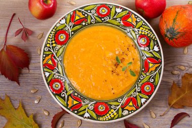 Balkabagi ve adaçayı çorbası. Bir kase sebze çorbası