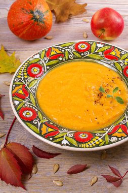 Balkabagi ve adaçayı çorbası. Bir kase sebze çorbası