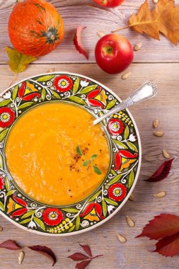 Balkabagi ve adaçayı çorbası. Bir kase sebze çorbası