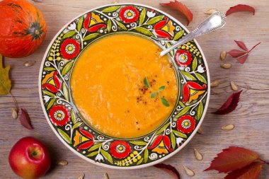 Balkabagi ve adaçayı çorbası. Bir kase sebze çorbası