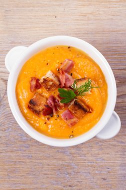 Balkabagi ve beyaz kase çorbaya pastırma