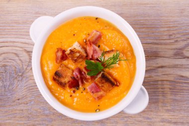 Balkabagi ve beyaz kase çorbaya pastırma