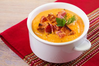 Balkabagi ve beyaz kase çorbaya pastırma