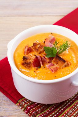 Balkabagi ve beyaz kase çorbaya pastırma