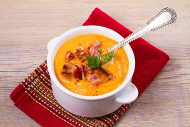 Balkabagi ve beyaz kase çorbaya pastırma