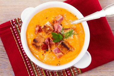 Balkabagi ve beyaz kase çorbaya pastırma