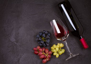 Cam ve incir ve üzüm şarap şişe