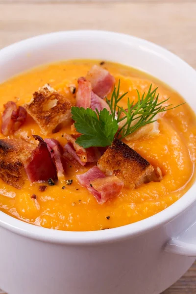 Balkabagi ve beyaz kase çorbaya pastırma