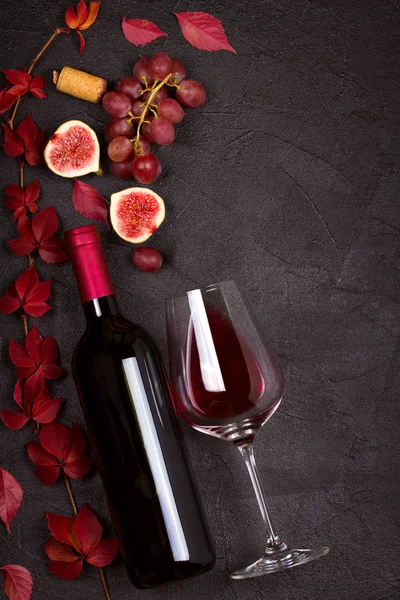 Bicchiere e bottiglia di vino con fichi e uva — Foto Stock