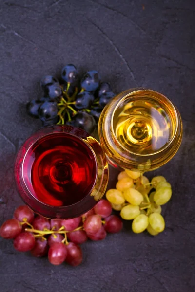 Glas und Flasche Wein mit Feigen und Trauben — Stockfoto