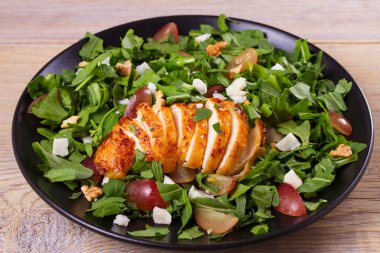 Tavuk, üzüm ve keçi peynirli salata