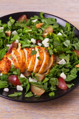 Tavuk, üzüm ve keçi peynirli salata