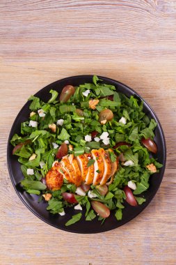 Tavuk, üzüm ve keçi peynirli salata