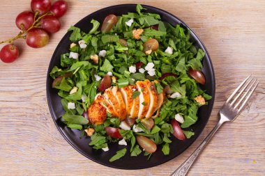 Tavuk, üzüm ve keçi peynirli salata