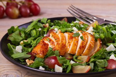 Tavuk, üzüm ve keçi peynirli salata