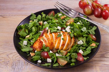 Tavuk, üzüm ve keçi peynirli salata