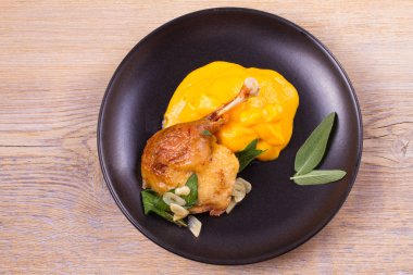 Ördek bacak tatlı patates püresi, adaçayı ve sarımsak ile.