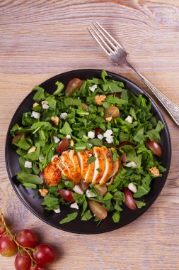 Tavuk, üzüm ve keçi peynirli salata