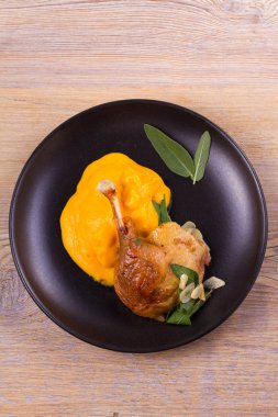 Ördek bacak tatlı patates püresi, adaçayı ve sarımsak ile.